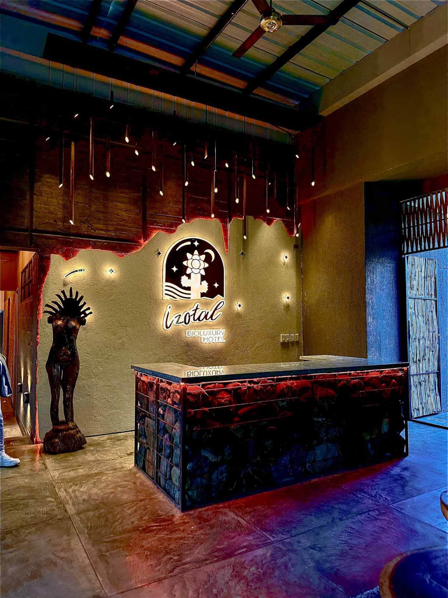 Izotal biohotel reception bioclimatic architecture - Natural stone lobby ancestral decoration